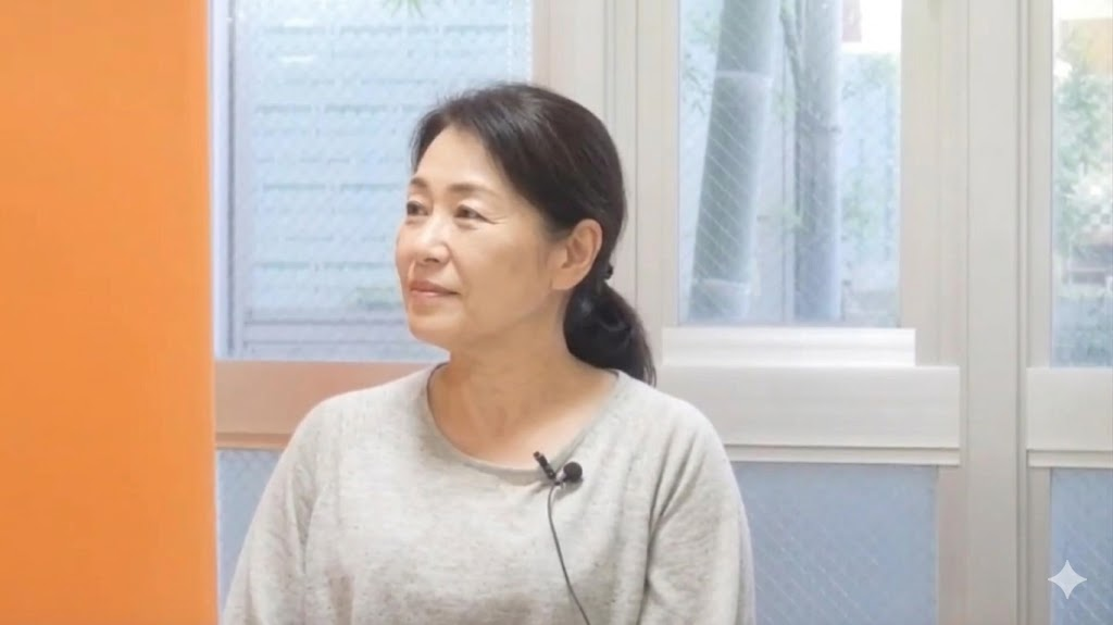 インタビューに答える女性